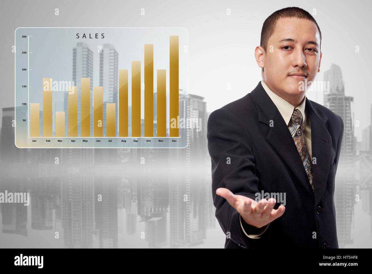 Asiatische Geschäftsmann mit dem Diagramm Vertrieb anbieten, um die Hand schütteln im Stadtbild Hintergrund Stockfoto