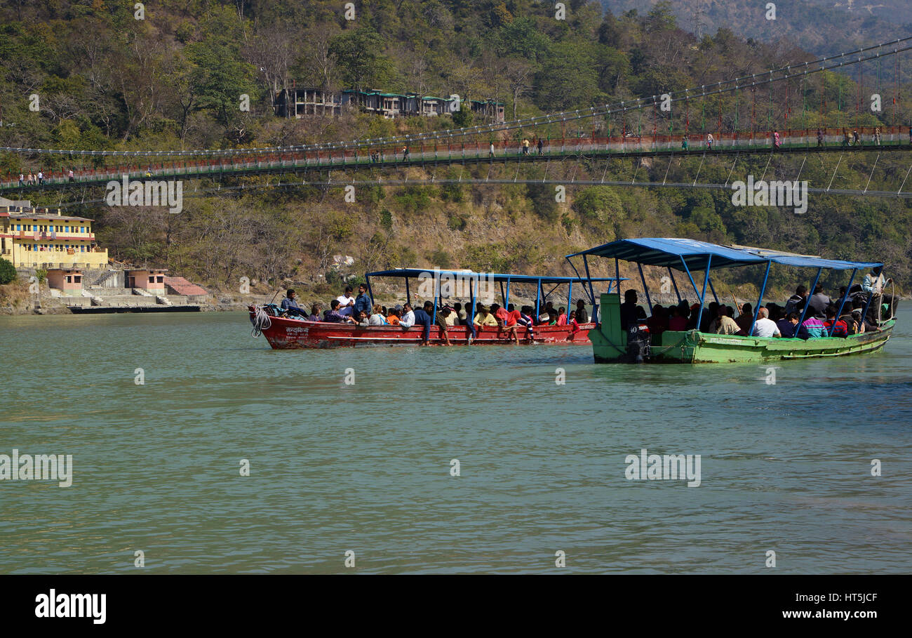 Touristen auf Boot am Ufer des Flusses Stockfoto
