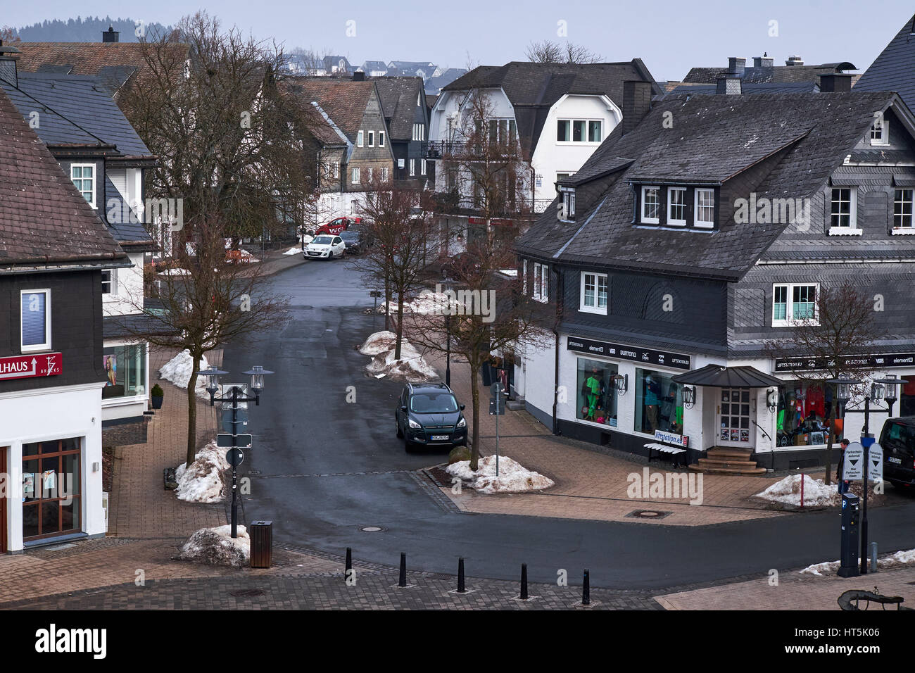 WINTERBERG, Deutschland - 16. Februar 2017: Schmale Straße in Winterberg mit Schiefer verziert Stadtvillen auf beiden Seiten Stockfoto