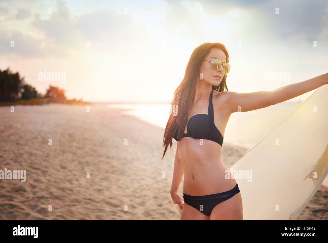 Frau mit weißen Schal am Strand Stockfoto