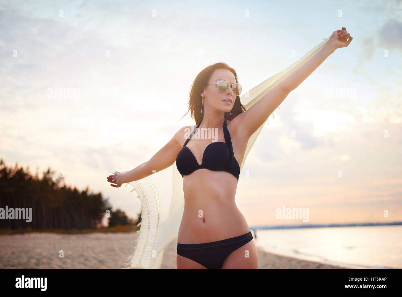 Frau streckte Arme mit weißen Schal Stockfoto