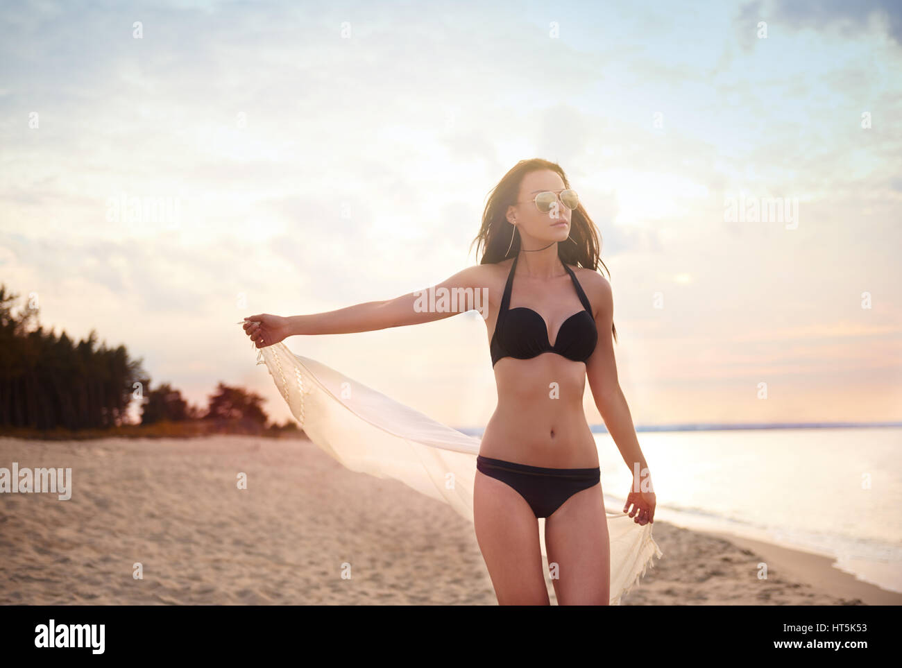Walking am Strand mit weißem Schal Stockfoto