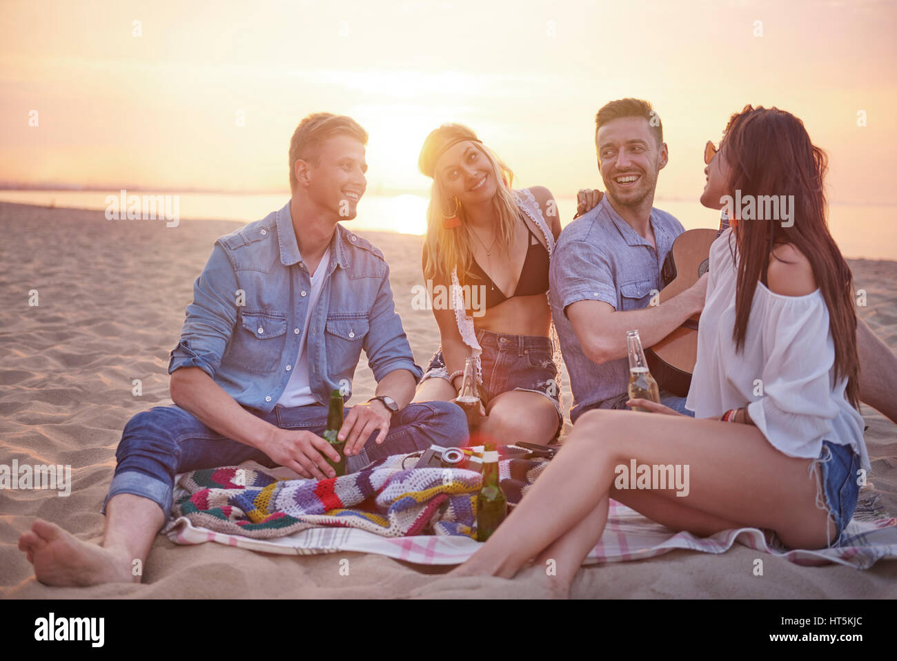Genuss spaß freundschaft -Fotos und -Bildmaterial in hoher Auflösung ...
