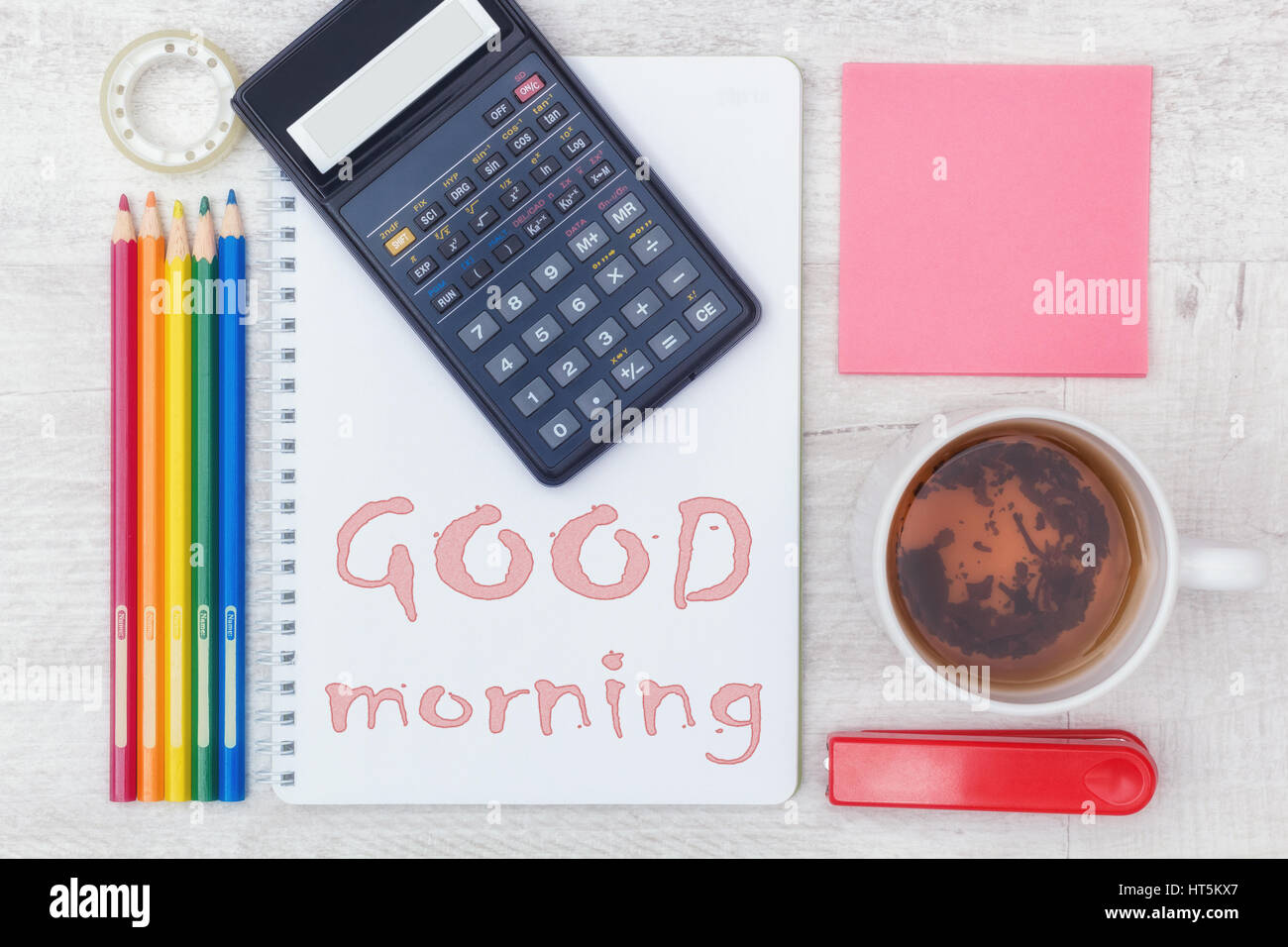 Office-Tools flach lag und Inschrift im Skizzenblock: guten Morgen Stockfoto