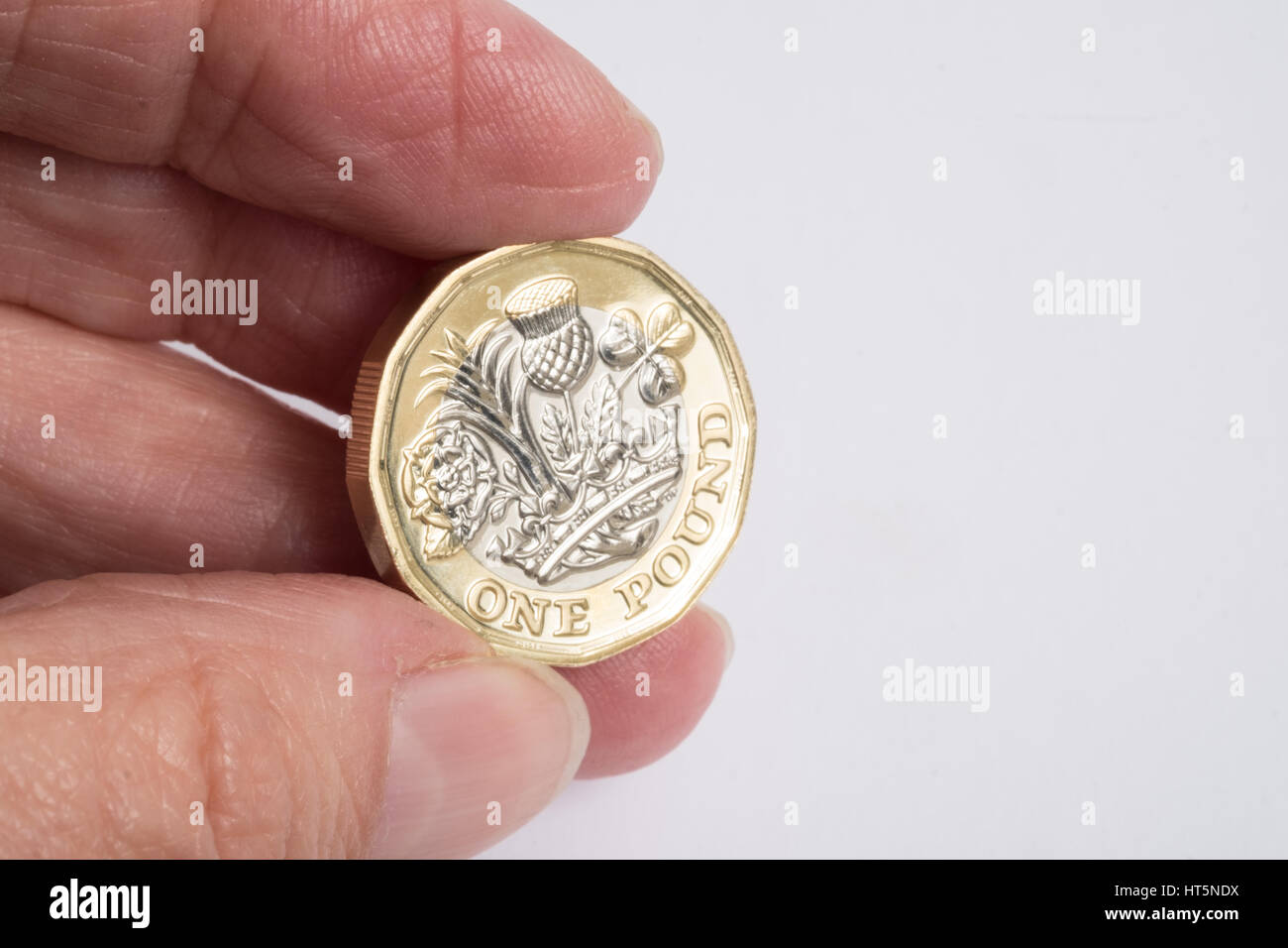 Die neue Form der 2017-Pfund-Münze statt zwischen den Fingern Stockfoto
