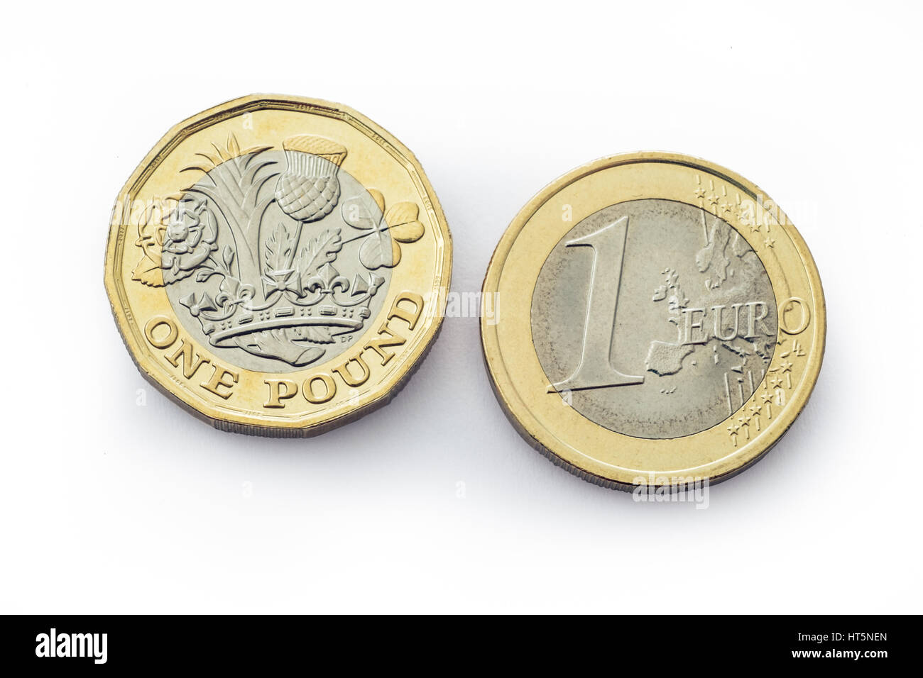 Ähnliche Münzen für die monetären Einheiten von Großbritannien und Europa Stockfoto