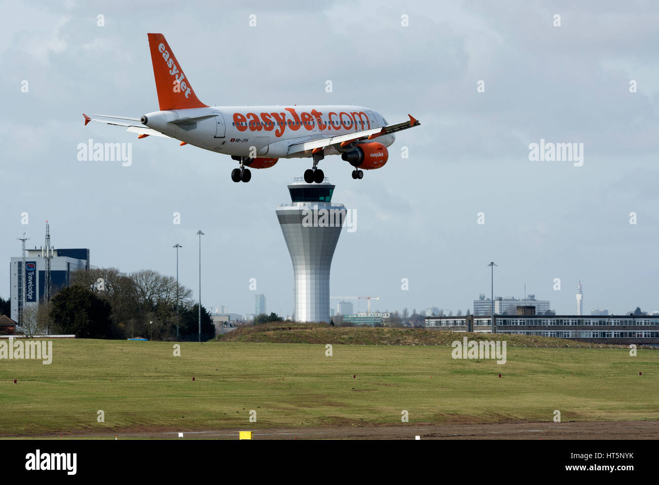 Fotografische Fehler, Flugzeuge, erscheinen auf der Oberseite Kontrollturm sein. Stockfoto