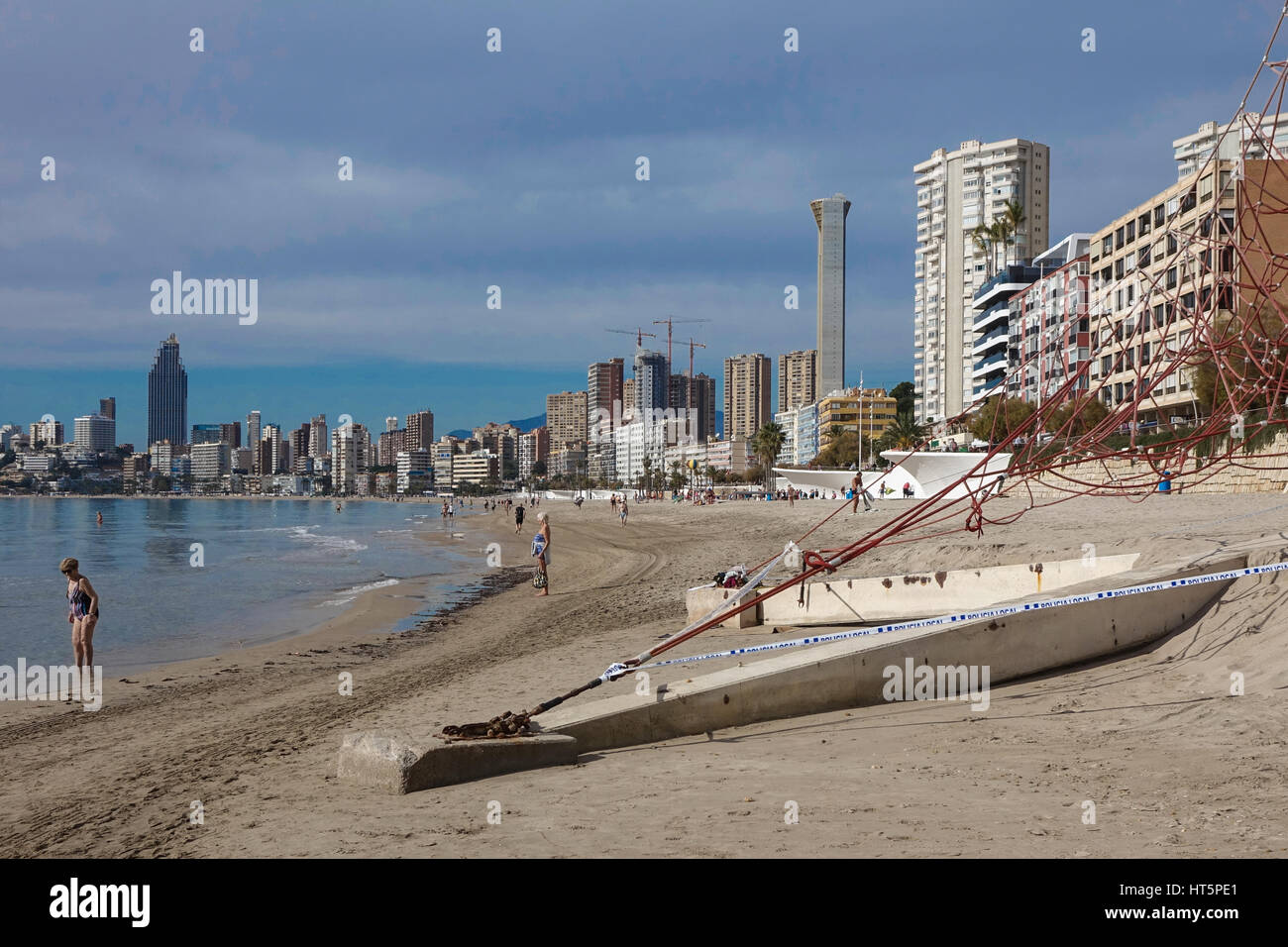 Poniente Strand, Benidorm, Provinz Alicante, Spanien, Europa, Spielgeräte Kinder durch Sturmfluten beschädigt Stockfoto