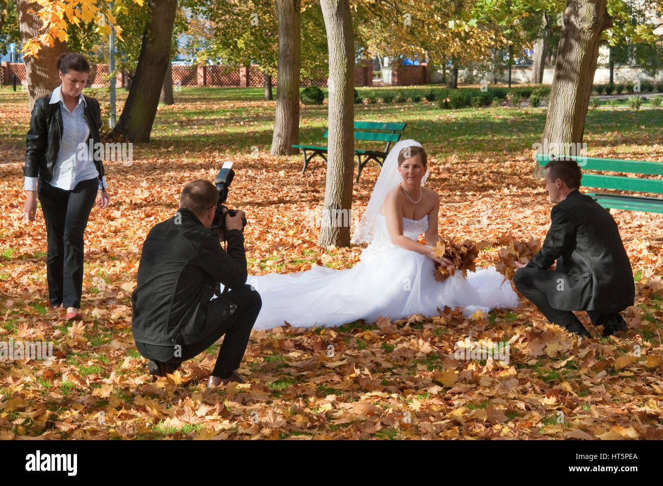 Fotografieren von Braut und Bräutigam im Park am Wilanów Palast in Warschau, Polen Stockfoto