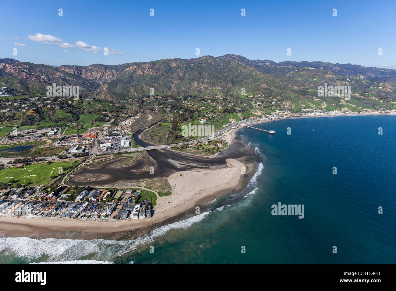 Luftaufnahme des Viertels Malibu Colony, Malibu Lagoon und Surfrider Beach in Süd-Kalifornien. Stockfoto
