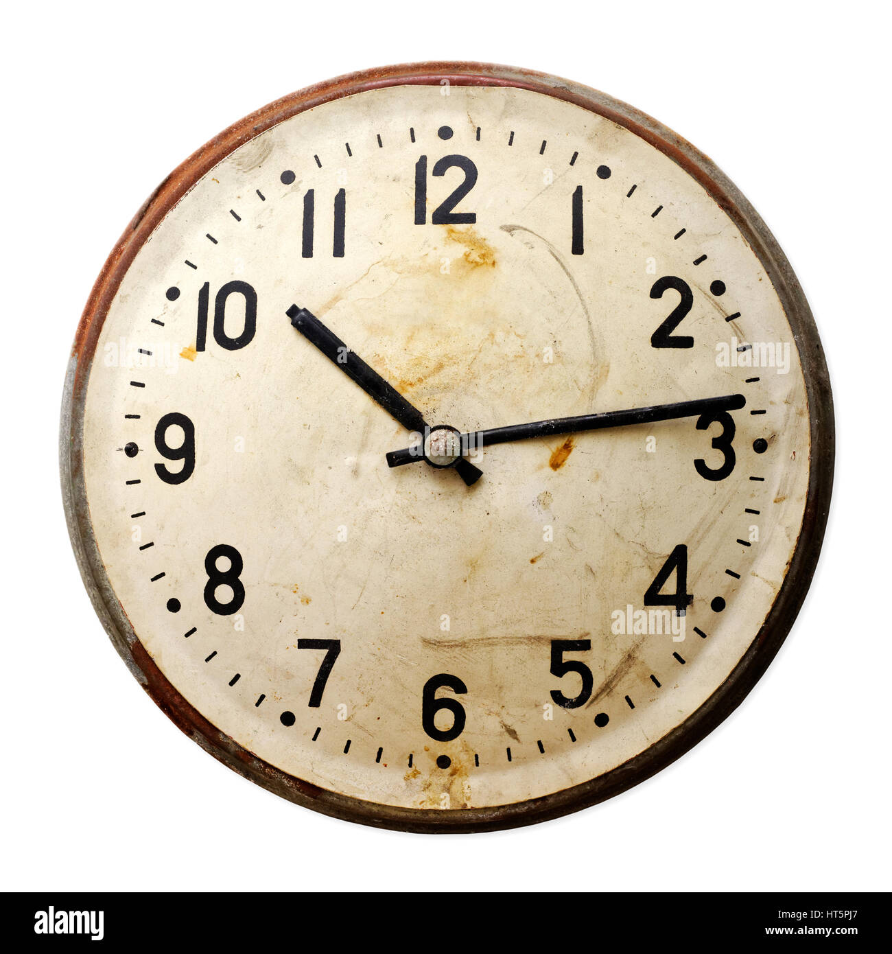 Isolierte Objekte: sehr alte gebrochene Runde Wanduhr, isoliert auf weißem Hintergrund Stockfoto