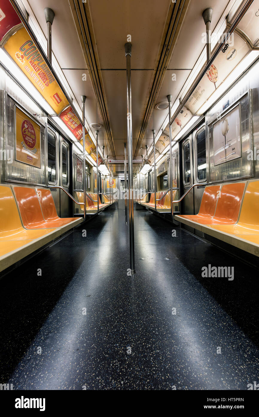 New York City U-Bahn-Wagen mit keine Passagiere. Innenansicht der Pole und Sitze Stockfoto