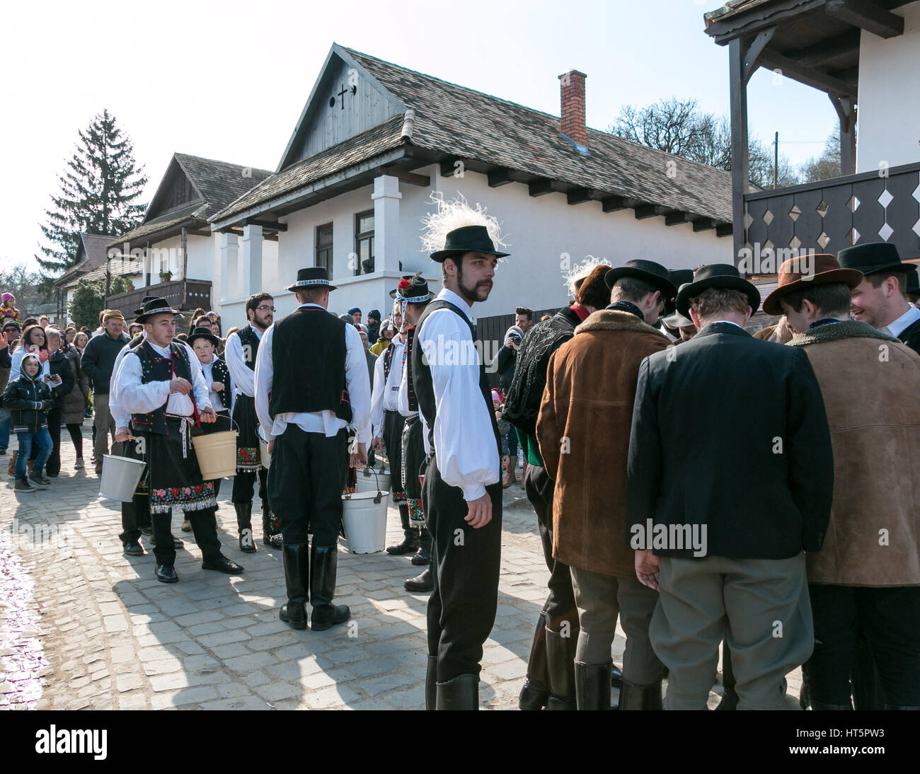 Männer, die Vorbereitung für die ungarischen Ostermontag Tradition der Mädchen Wasser bewerfen Stockfoto