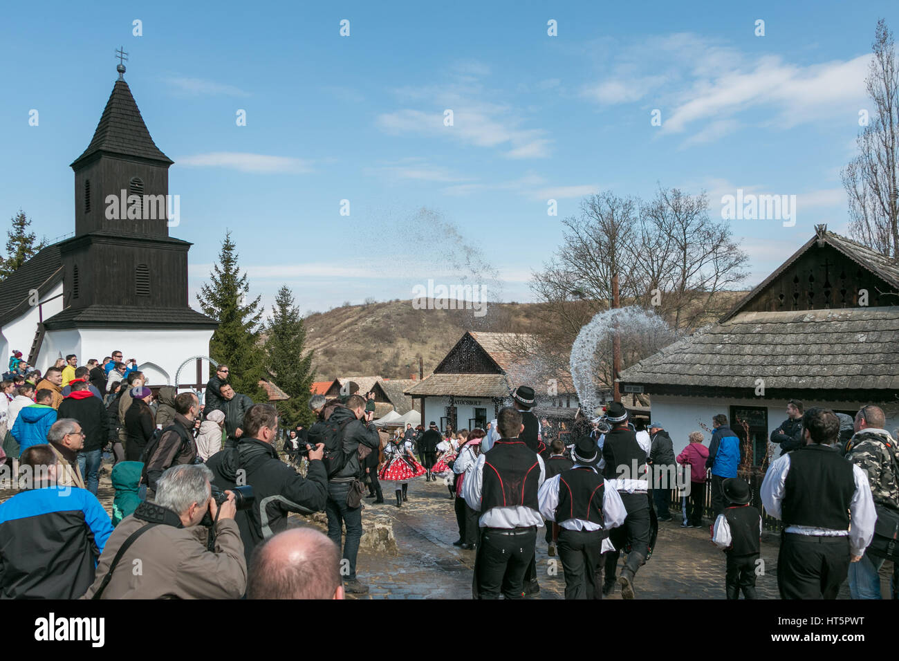 Die ungarische Ostermontag Tradition der Mädchen Wasser bewerfen Stockfoto