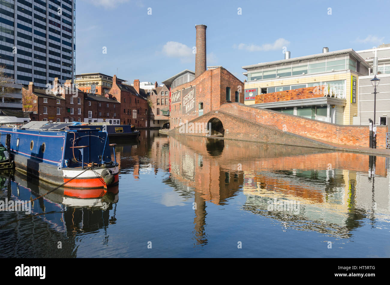 Bunte schmale Boote auf Gas Street Basin im Zentrum von Birmingham, UK Stockfoto