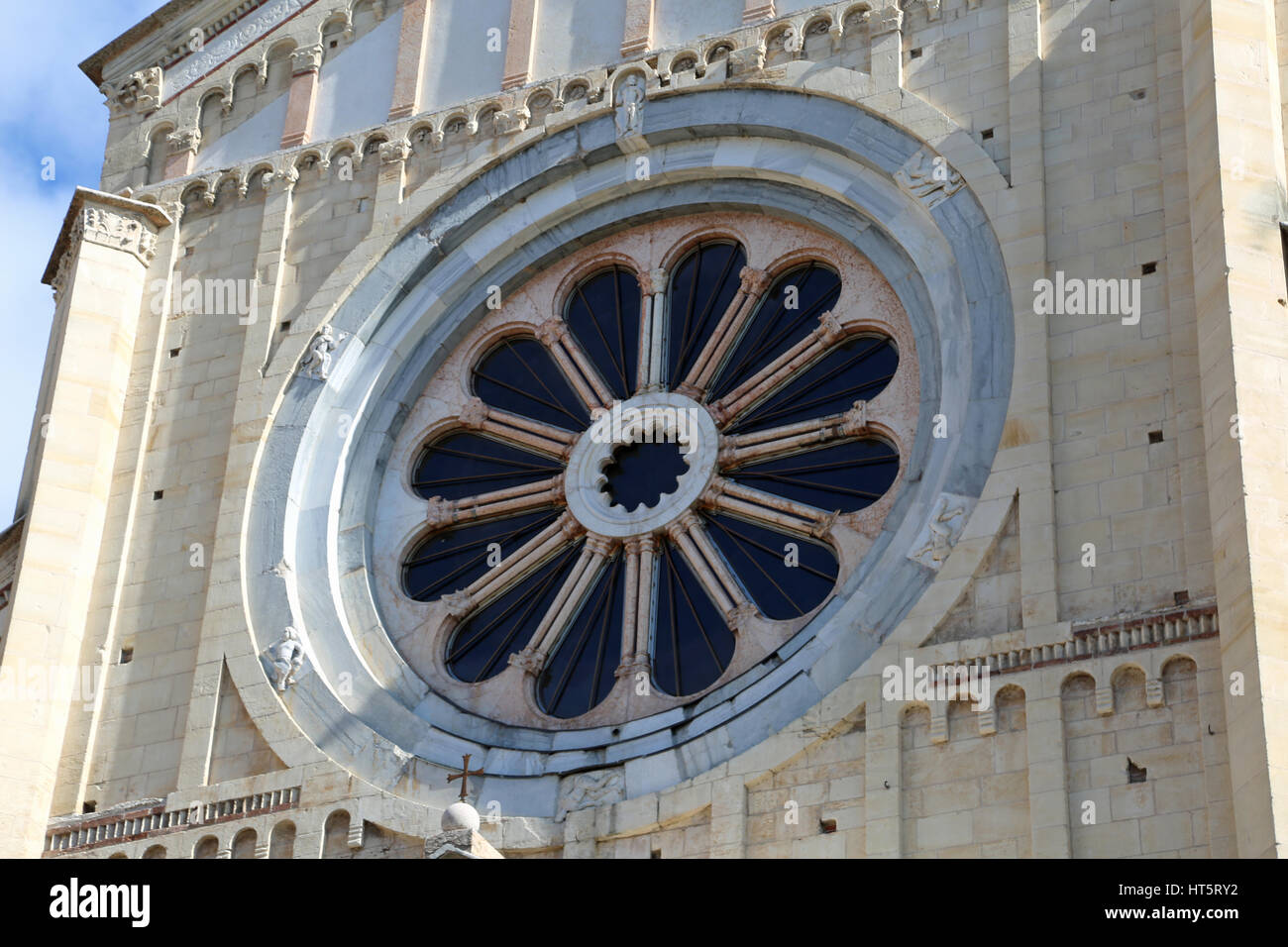 Rose Fenster in der Fassade der Basilika von San Zeno in Verona in Norditalien mit dem Wheel of Fortune-Symbole Stockfoto