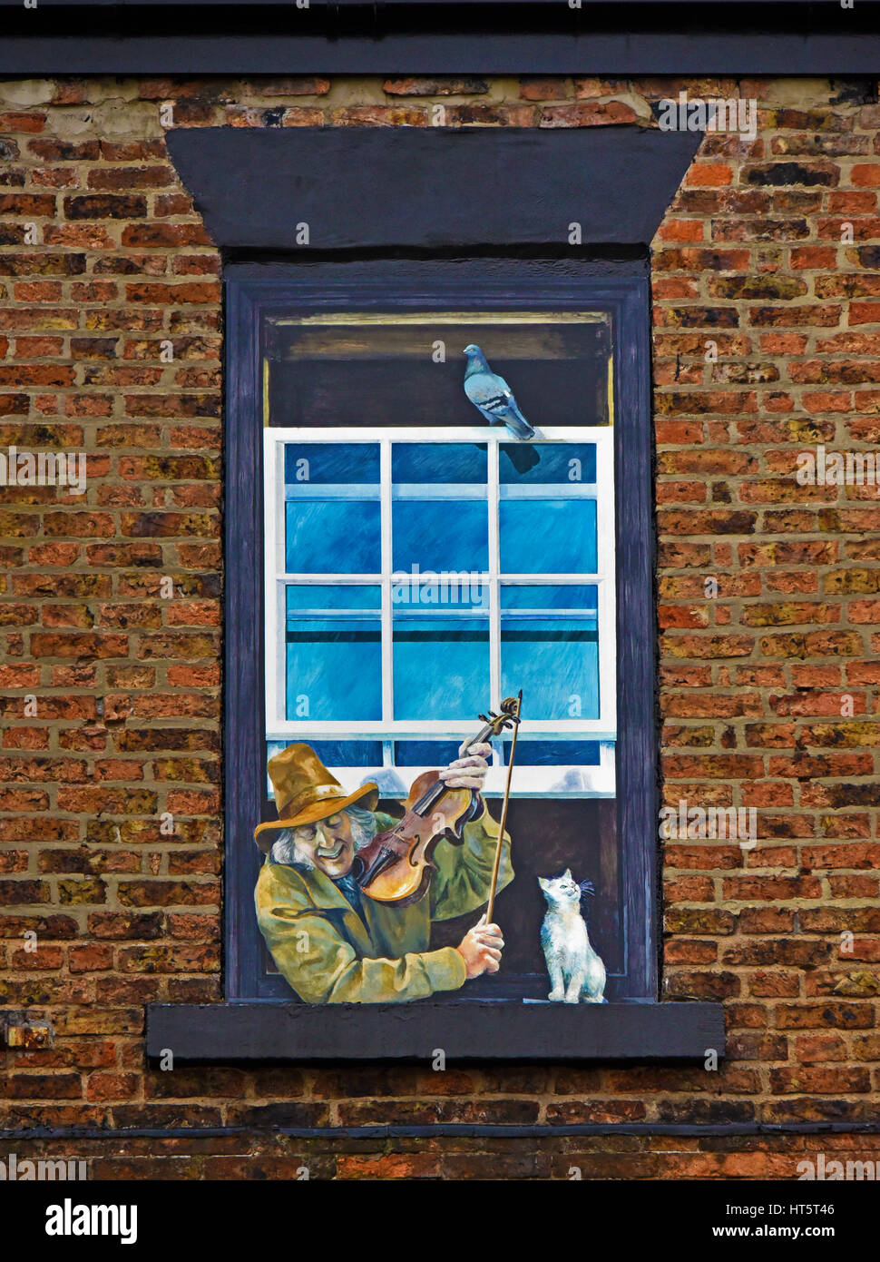 Musiker mit Geige, Katze und Pidgeon. Trompe-l ' œil gemalt Fenster. Knaresborough, North Yorkshire, England, Vereinigtes Königreich, Europa. Stockfoto