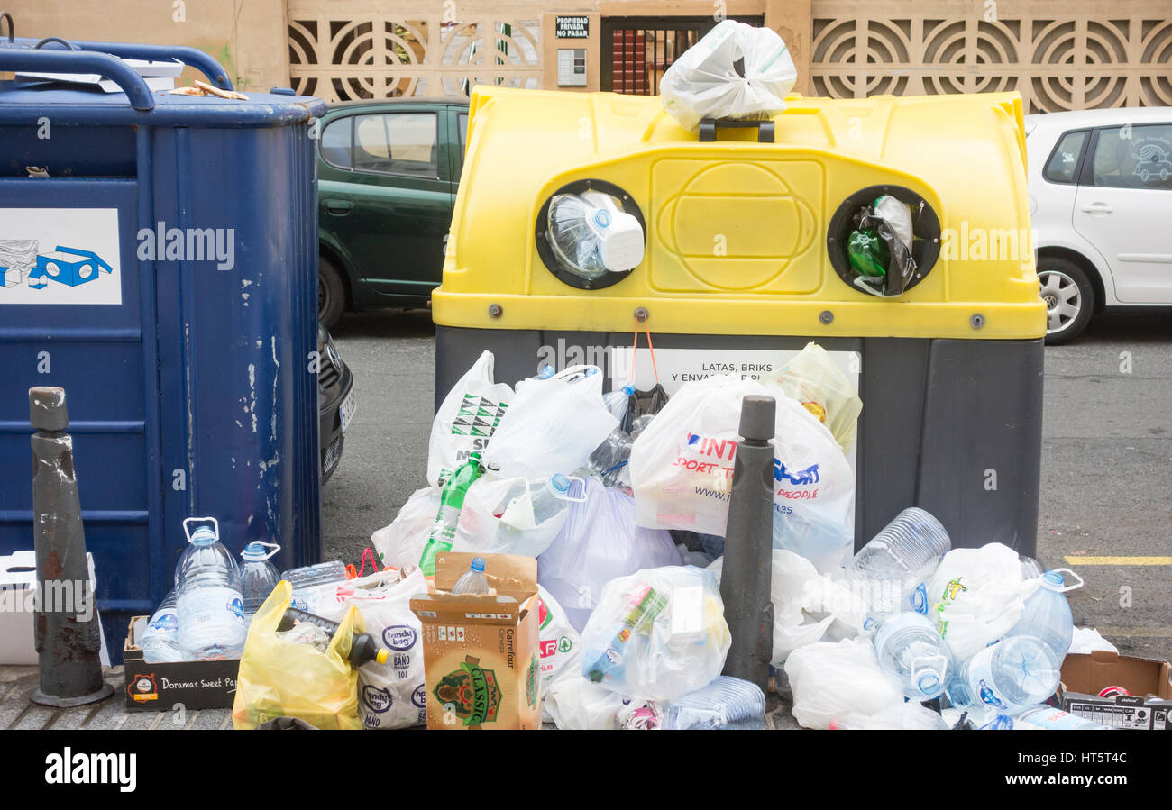 Kunststoff-Flaschen und Taschen gestapelt gegen recycling Container auf Gran Canaria auf den Kanarischen Inseln, Spanien. Stockfoto