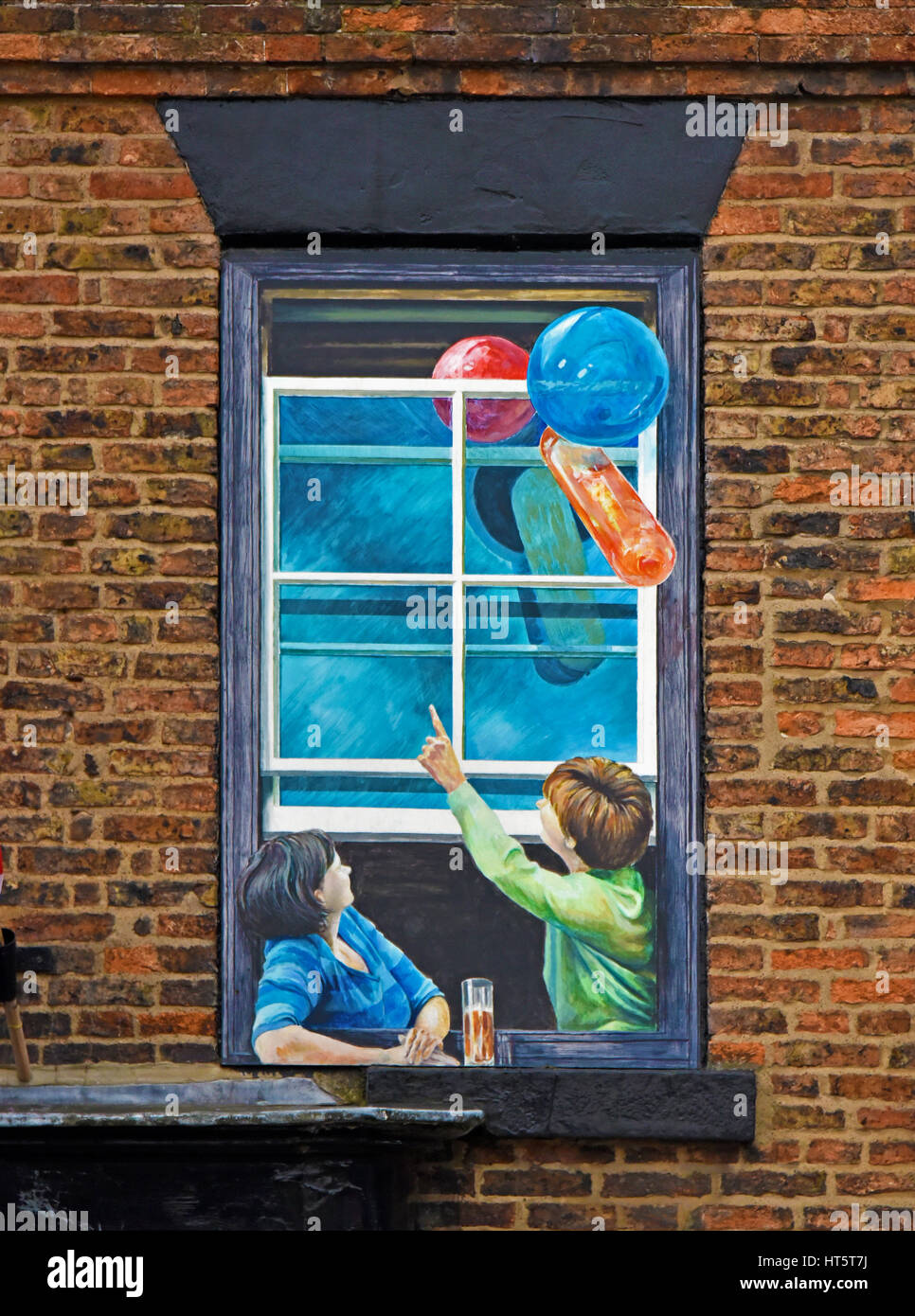 Mutter und Kind mit Luftballons. Trompe-l ' œil gemalt Fenster. Knaresborough, North Yorkshire, England, Vereinigtes Königreich, Europa. Stockfoto