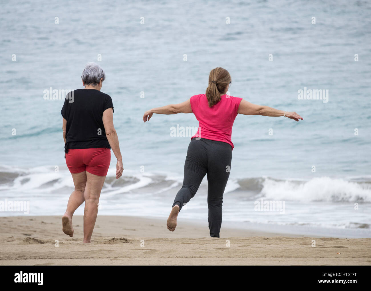 Ältere Frauen am Strand täglich Dehnung halten Passungsklasse in Spanien Stockfoto