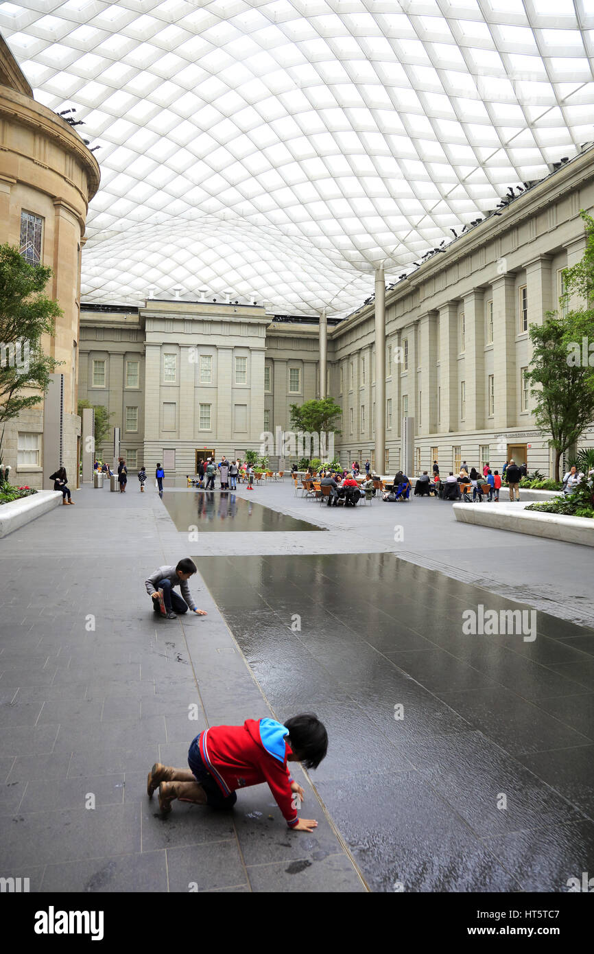 Atrium des Smithsonian National Portrait Gallery. Washington D.C. USA Stockfoto