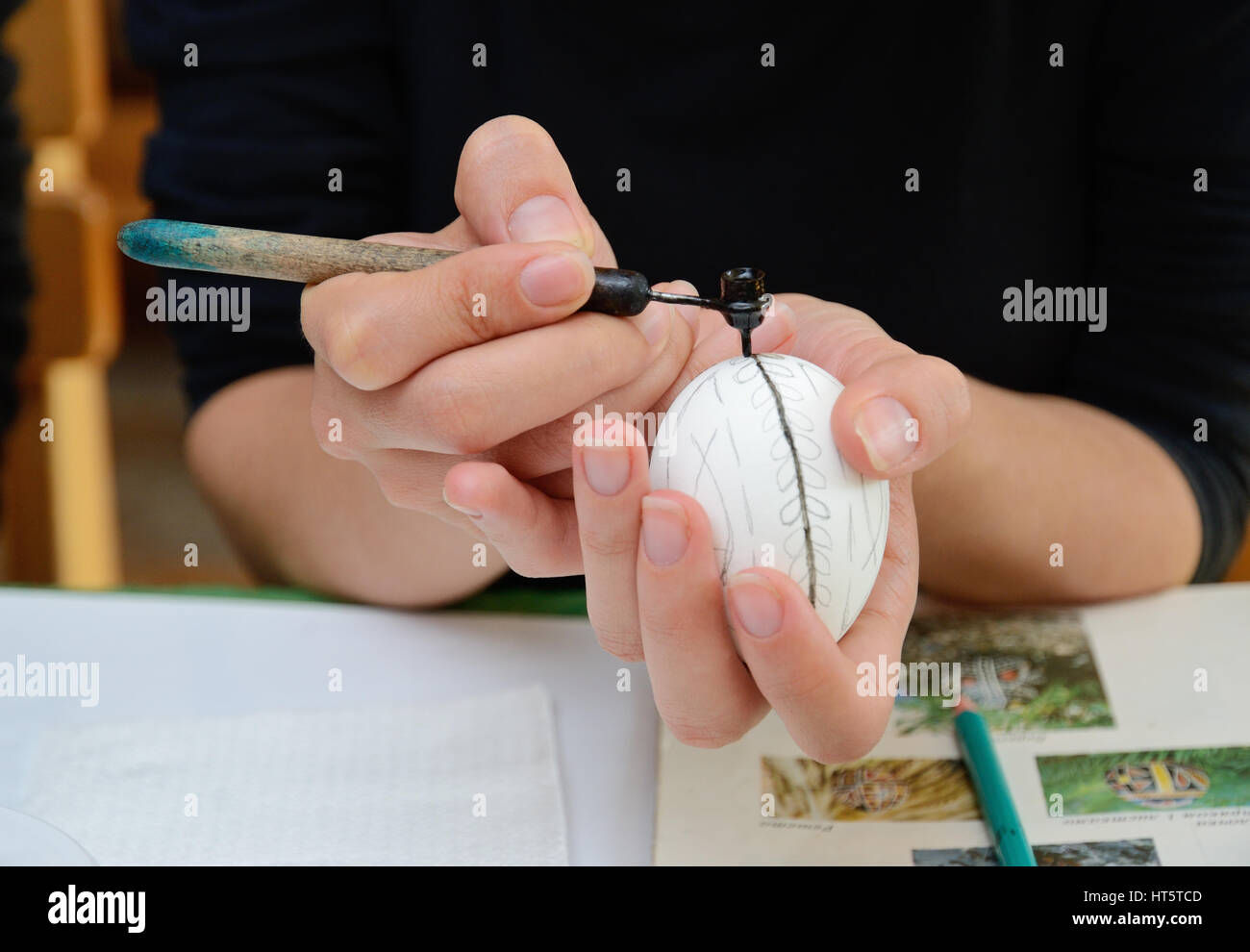 Erstellung der ukrainische Osterei Stockfoto
