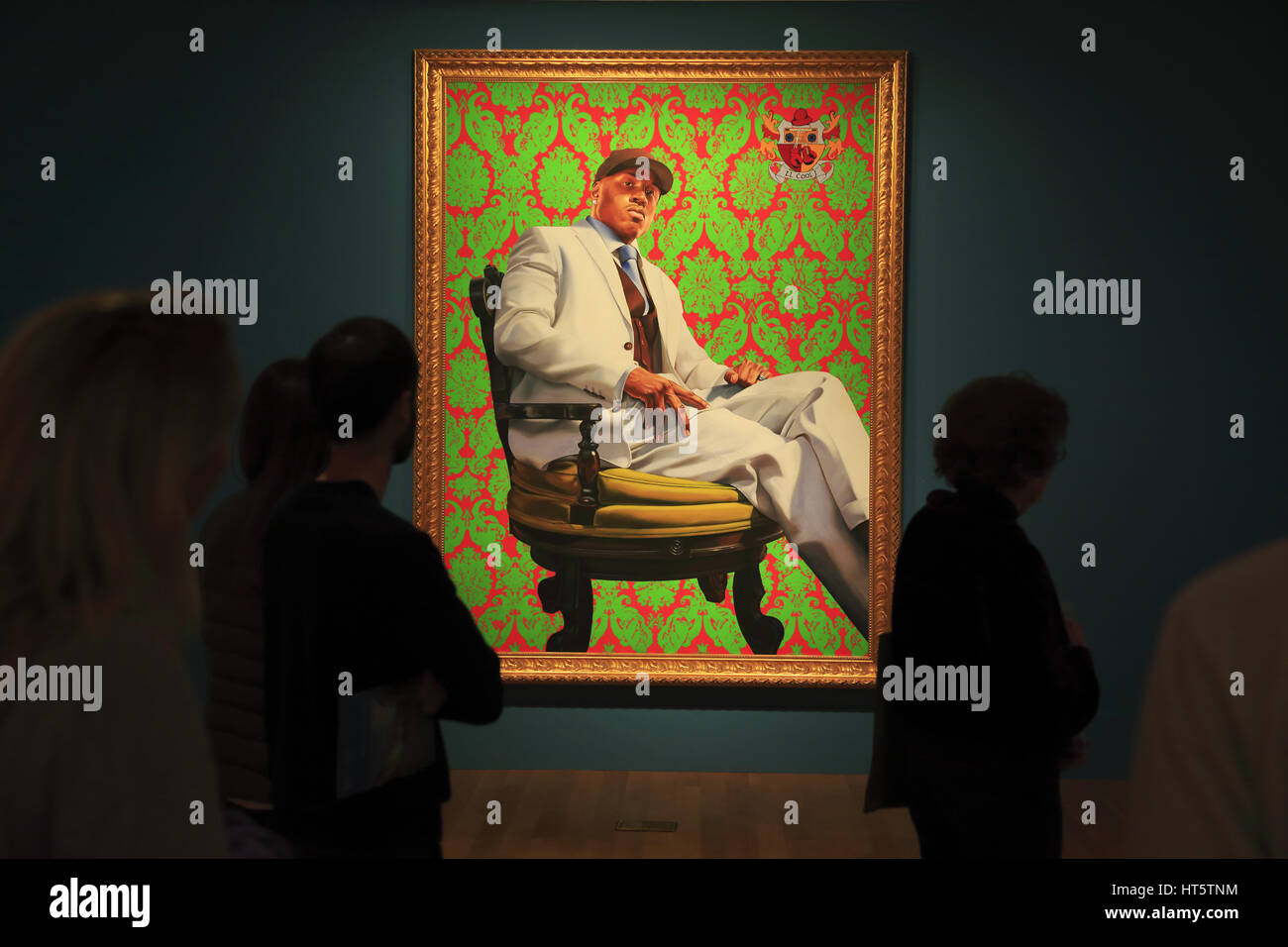 Besucher in der National Portrait Gallery mit Malerei von LL Cool J durch Kehinde Wiley im Hintergrund. Washington D.C. USA Stockfoto