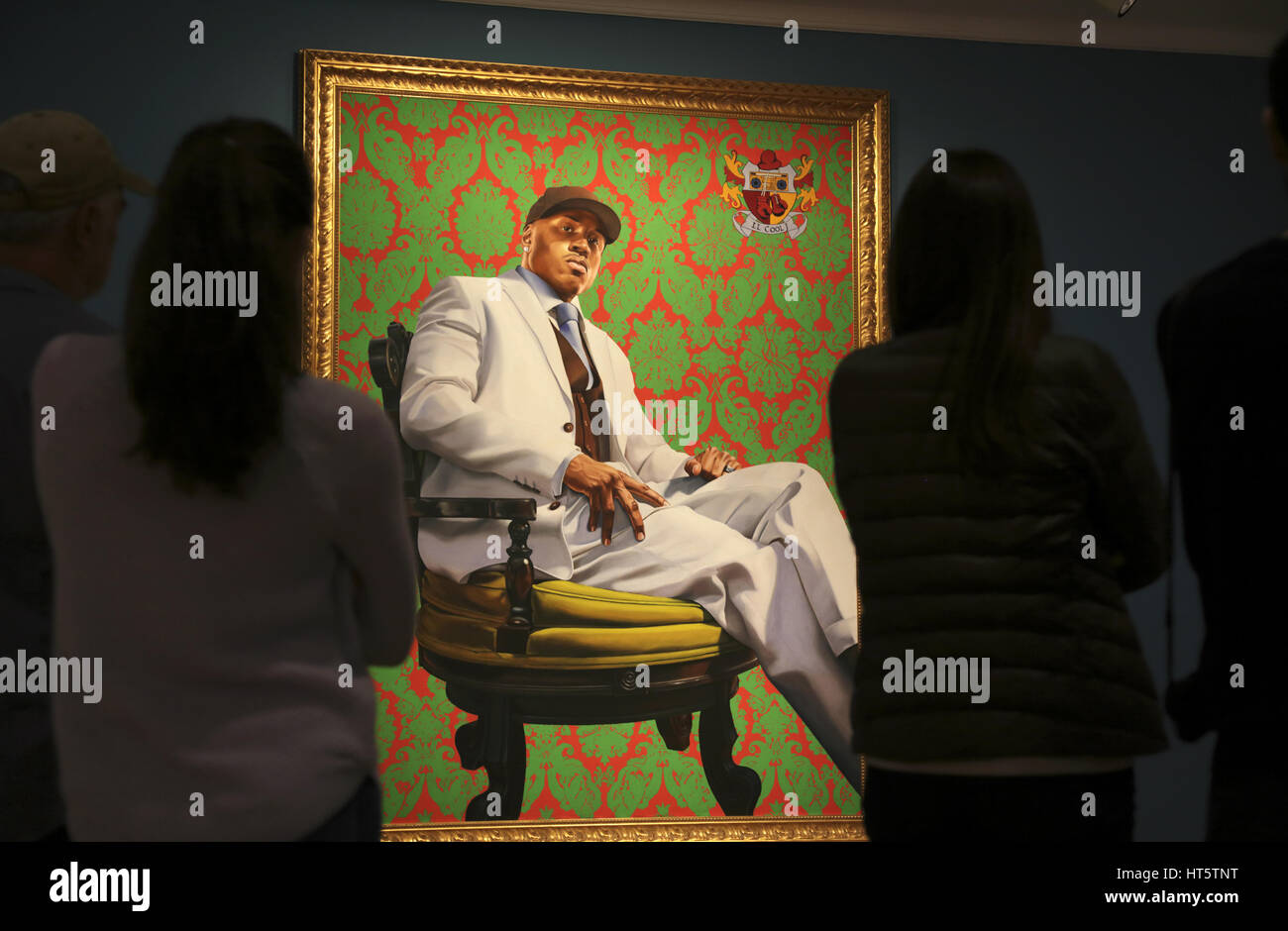 Besucher in der National Portrait Gallery mit Malerei von LL Cool J durch Kehinde Wiley im Hintergrund. Washington D.C. USA Stockfoto