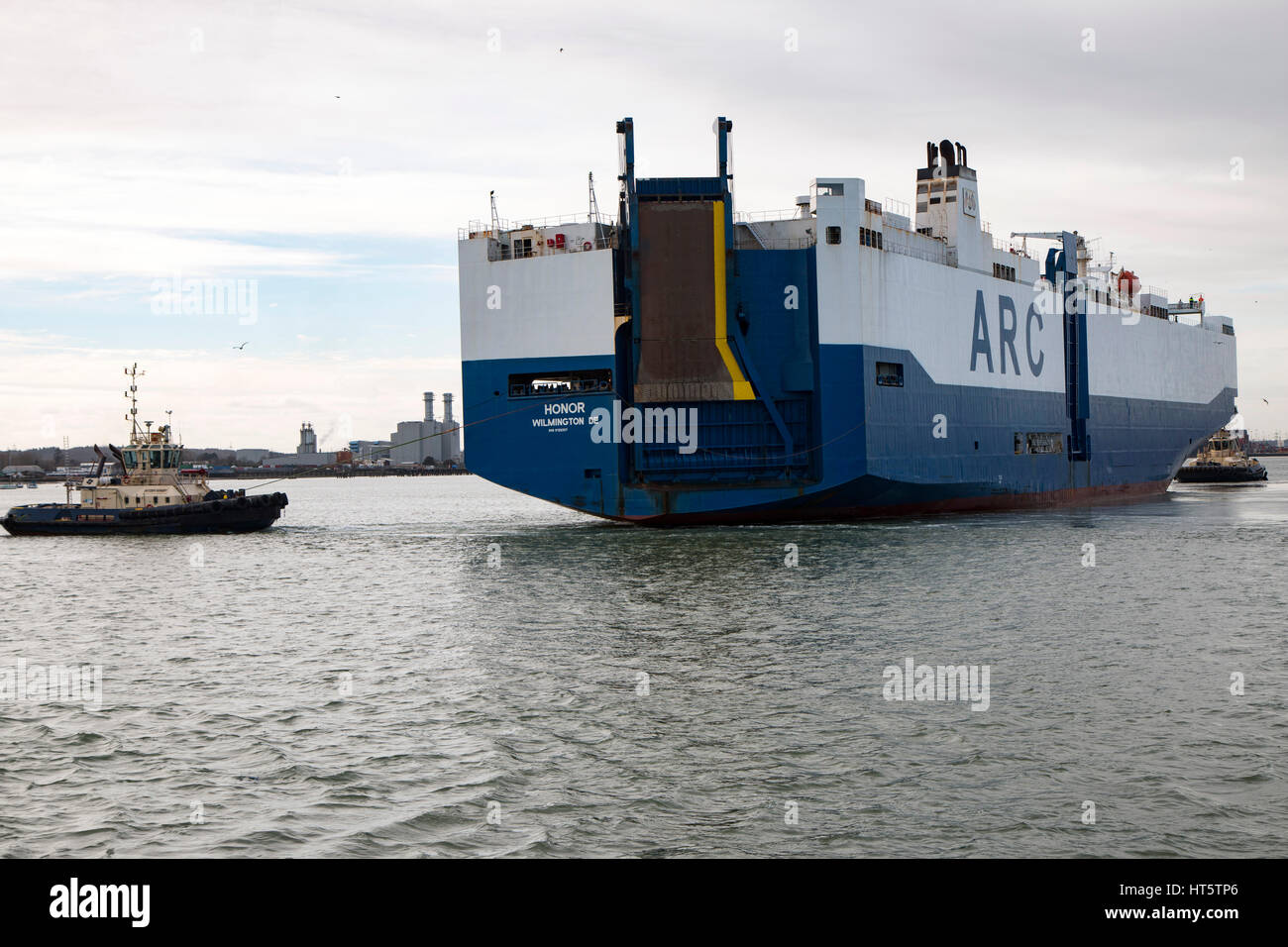 ARC Auto Transporter Schiff machen ihren Weg aus Southampton am 7. März 2017 auf dem Weg nach Baltimore, begleitet von zwei Schlepper Stockfoto