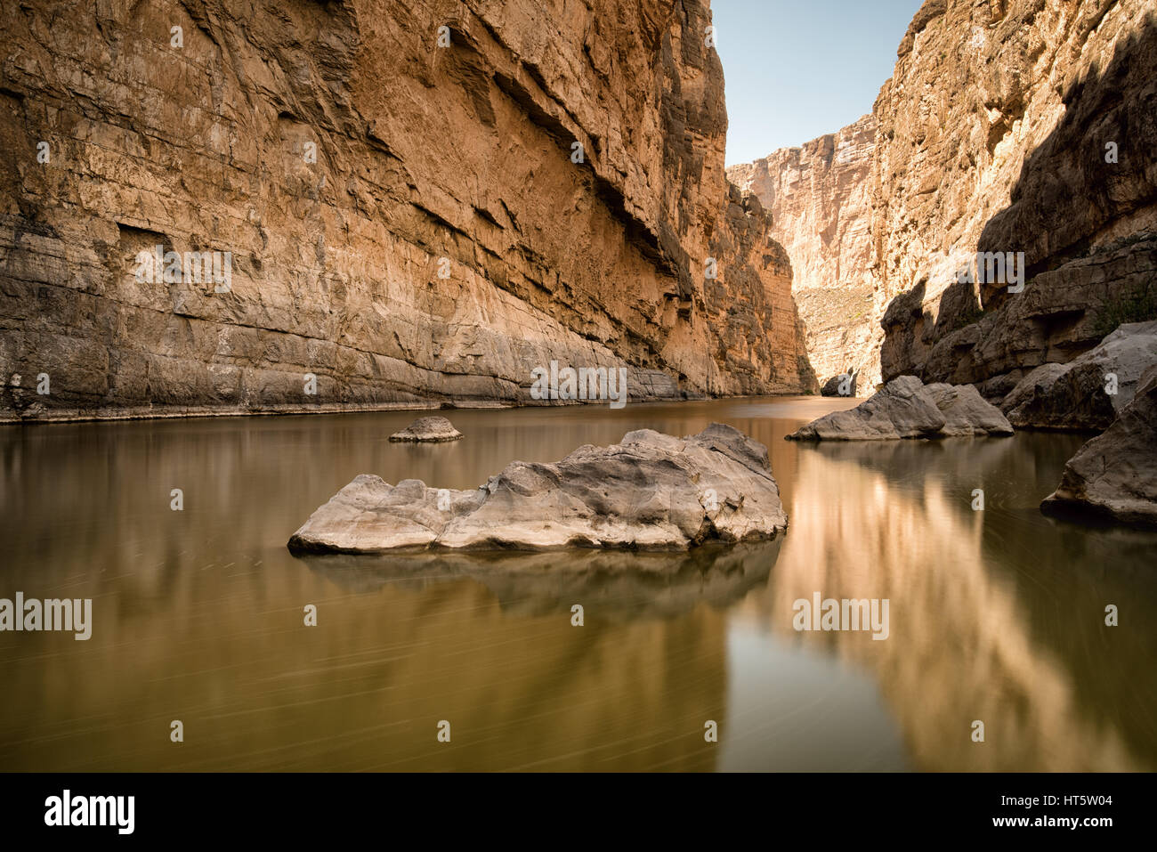 Der Rio Grande Fluss fließt in den Santa Elena Canyon auf die USA und Mexiko Grenze Stockfoto