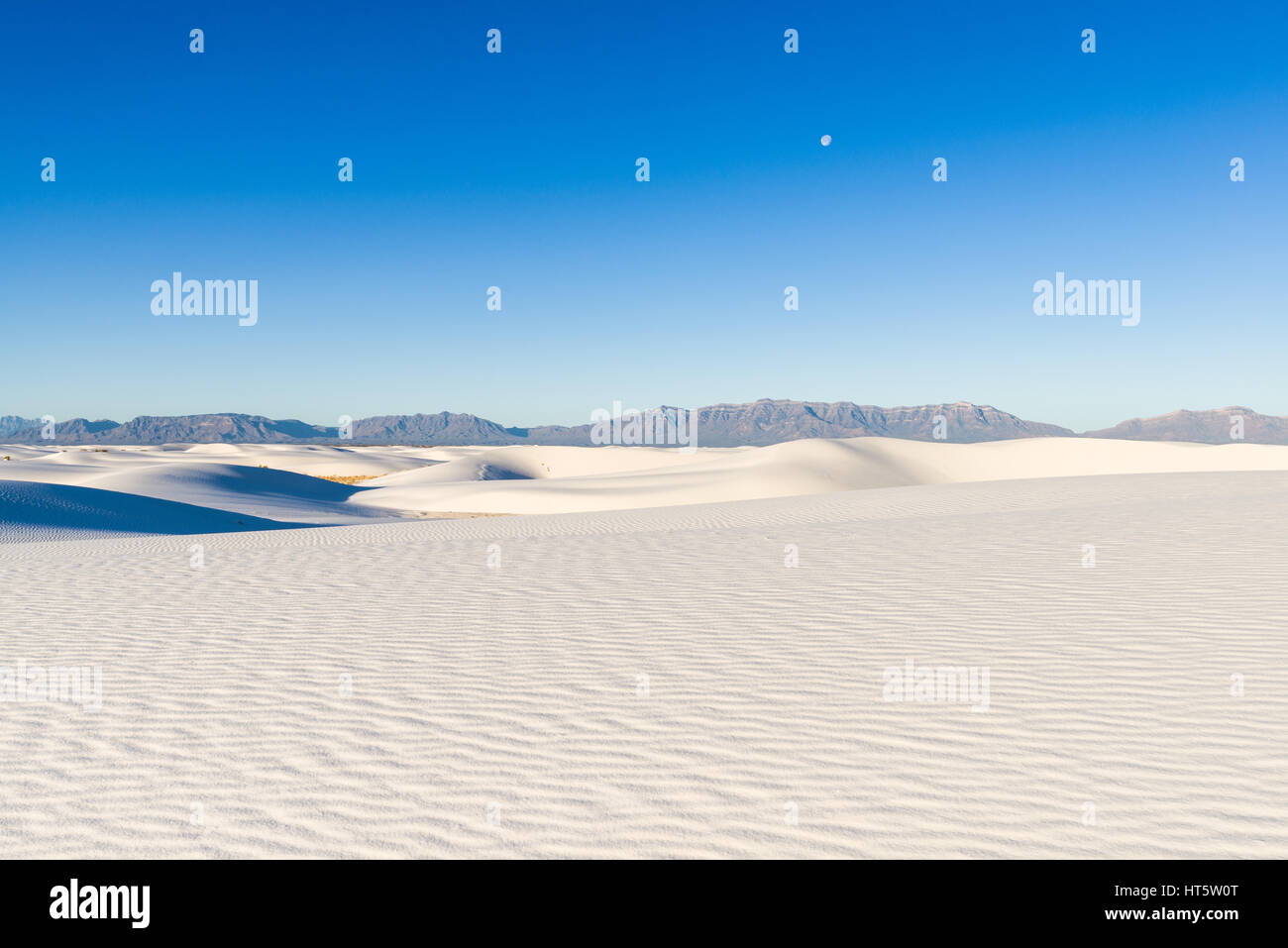 Sanddünen und Erosion Formationen mit Bergen und Mond im Hintergrund, im Nachmittag Licht, White Sands National Monument, New Mexico Stockfoto