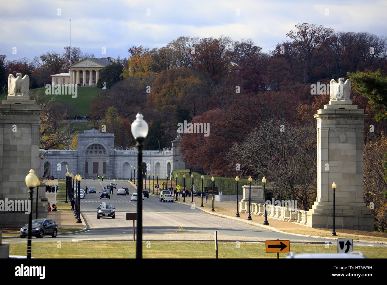 Arlington Memorial Bridge über den Potomac River mit Arlington House auf dem Arlington National Cemetery im Hintergrund. Washington DC, Virginia, USA Stockfoto