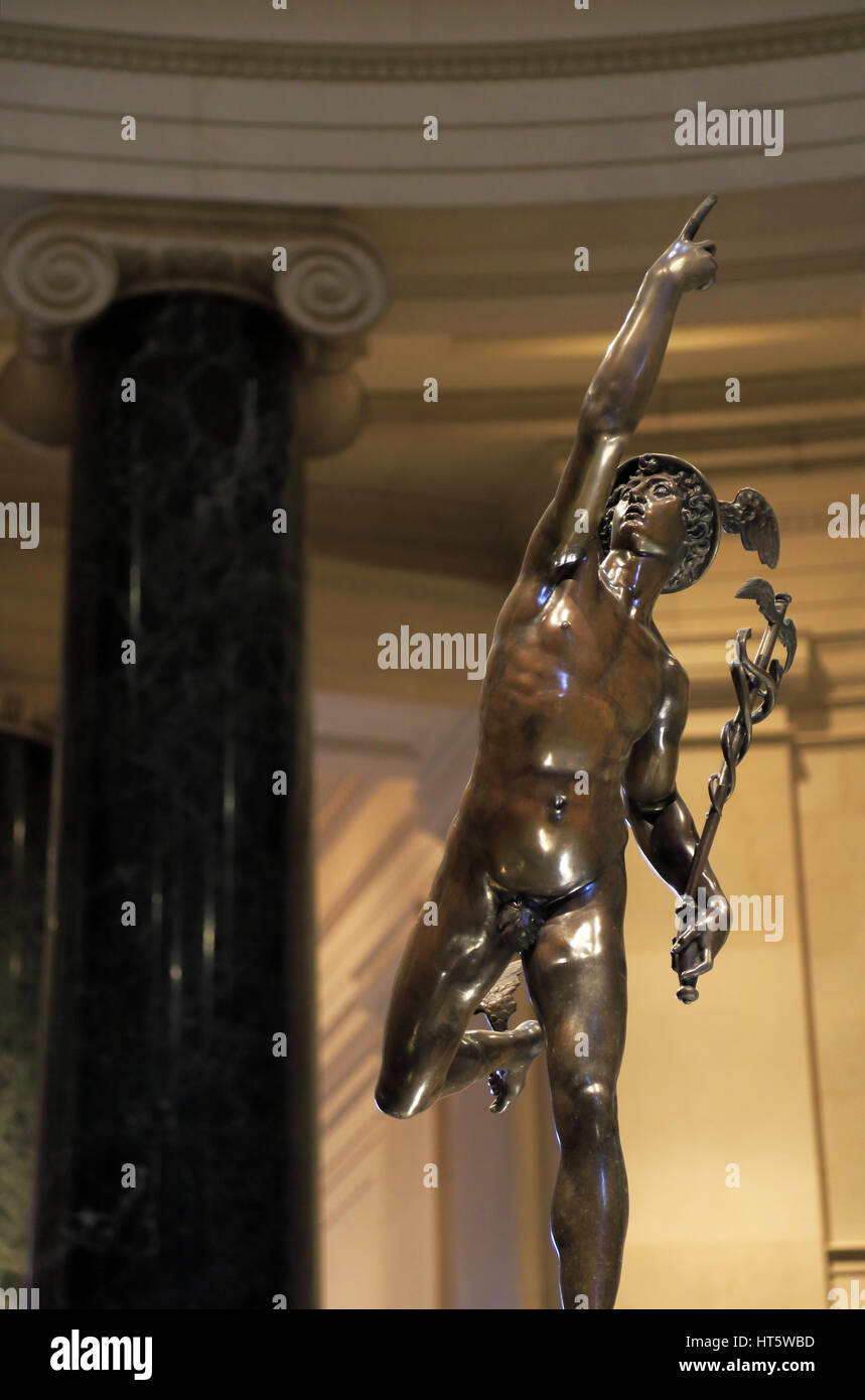 Die Bronzestatue von Quecksilber nach Glovanni Bologna anzeigen, indem Sie den Eingang der National Gallery von Art. Washington D.C. USA Stockfoto