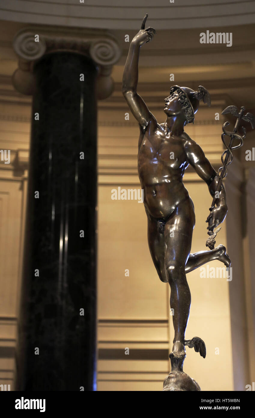Die Bronzestatue von Quecksilber nach Glovanni Bologna anzeigen, indem Sie den Eingang der National Gallery von Art. Washington D.C. USA Stockfoto