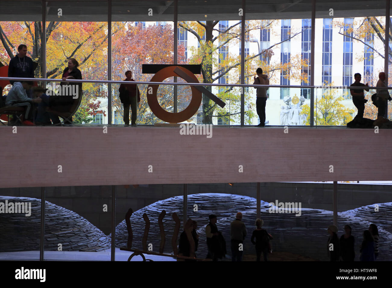 Innenansicht des Osten Gebäude der National Gallery of Art mit Herbstfarben außerhalb der Glaswand. Washington DC, USA Stockfoto