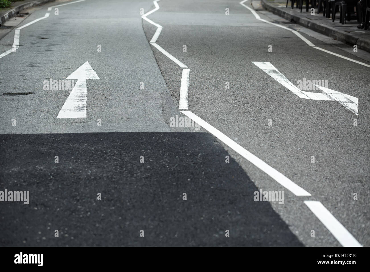Auf Einer Stark Befahrenen Straße Mit Mehreren Fahrstreifen Asphalt Fahrbahn mit zwei Fahrstreifen. Gibt es eine weiße Straße
