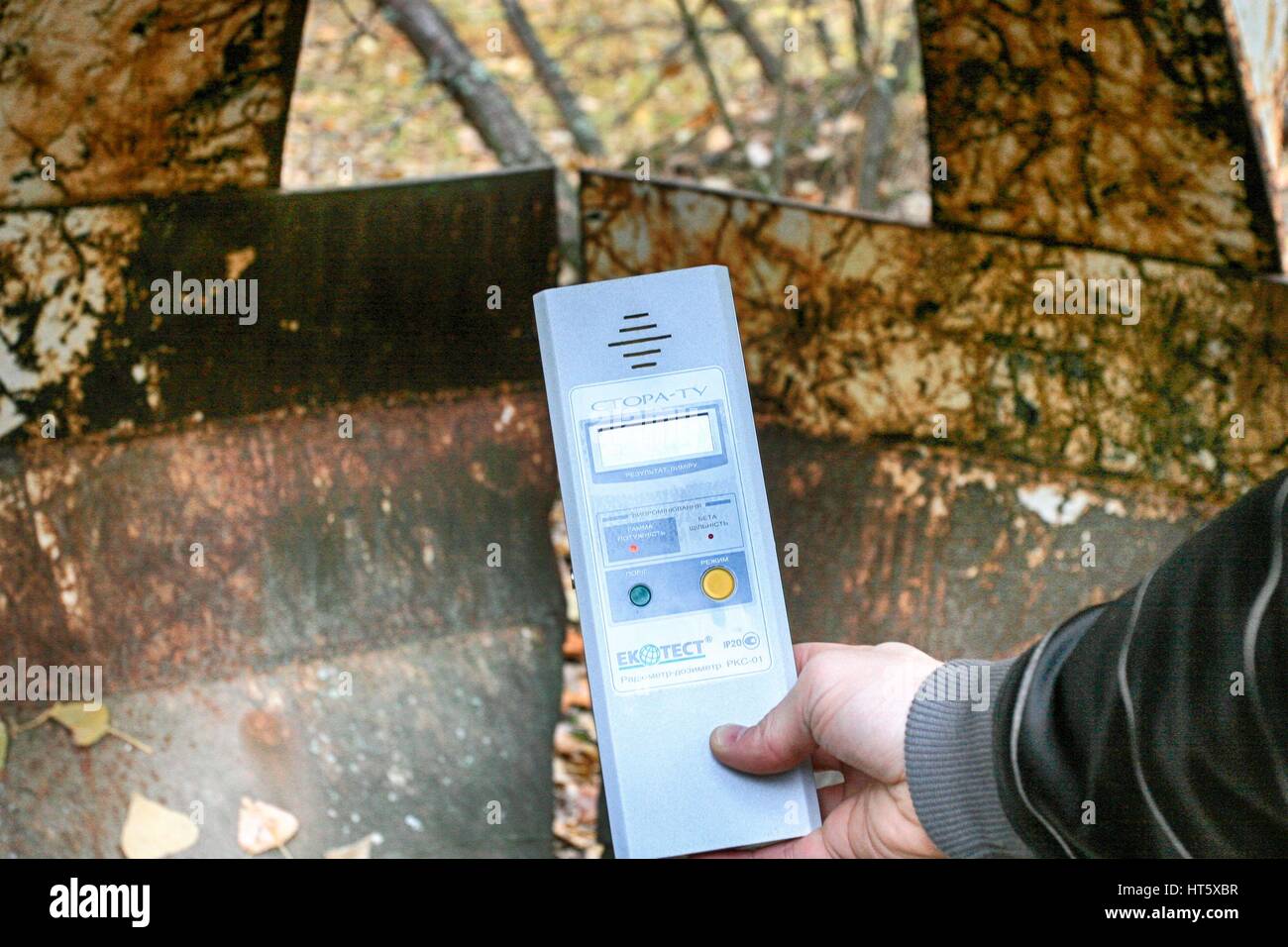 Dosimeter zeigen hohe Radioaktivität in der Sperrzone von Tschernobyl Stockfoto