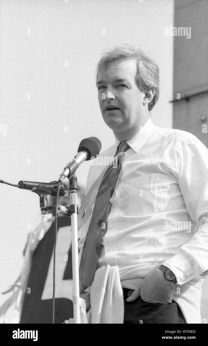 Jon Snow, britische TV-Journalist, spricht bei der Freunde von John McCarthy-Rallye am Trafalgar Square in London, England am 13. April 1991. John McCarthy war ein britischer Journalist Geiselhaft in Beirut, Libanon. Stockfoto