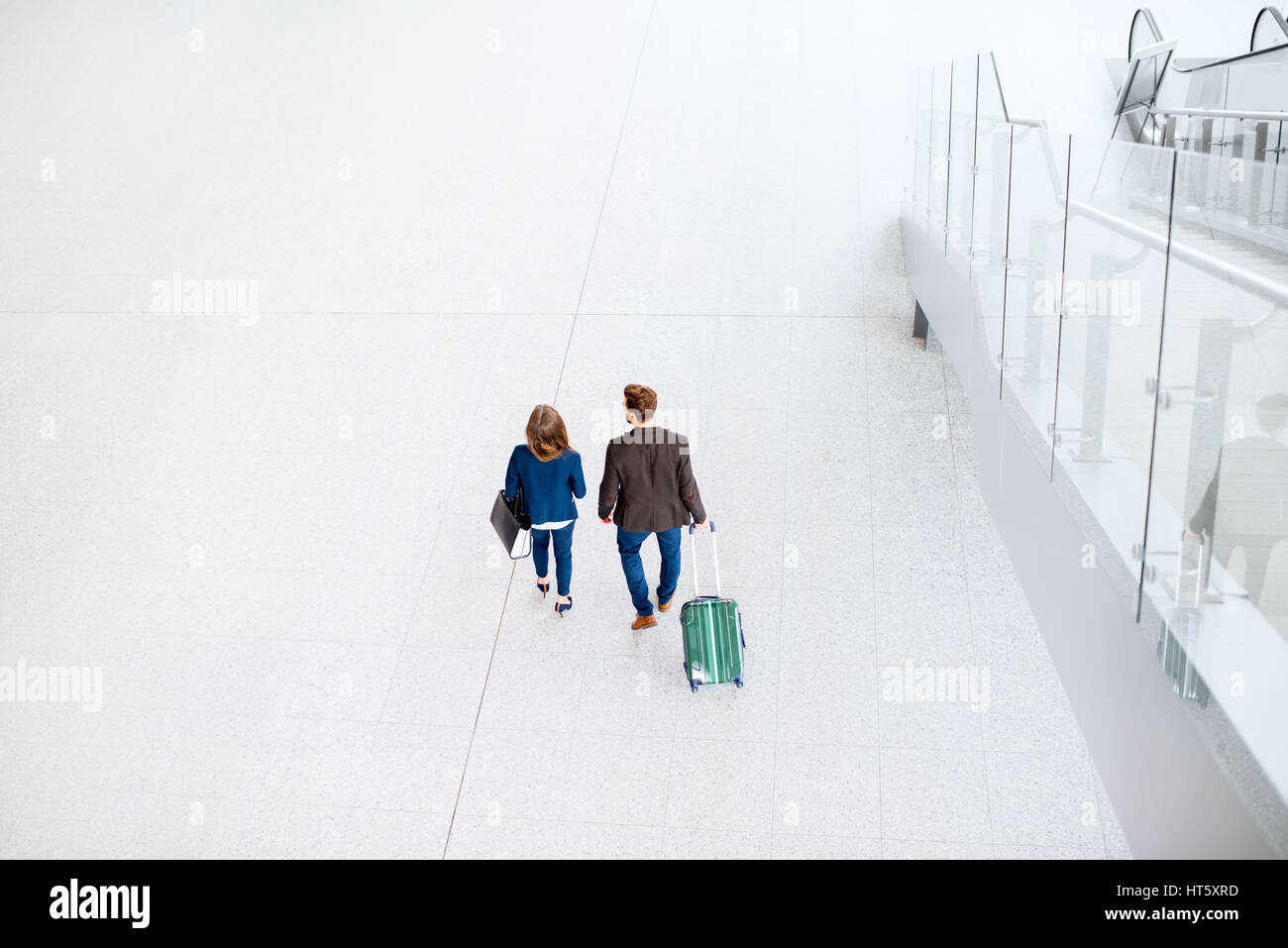 Business-paar am Flughafen Stockfoto