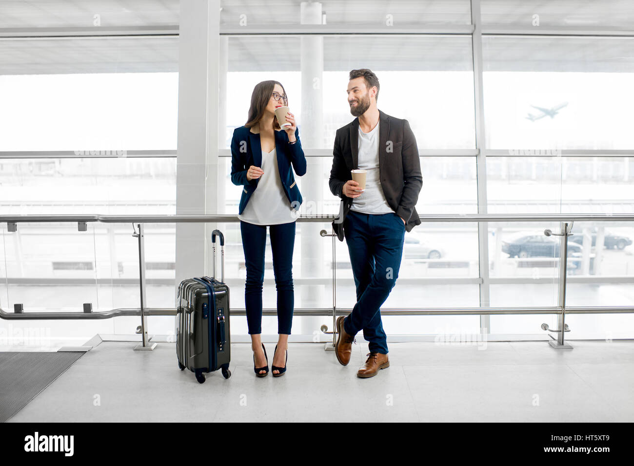 Business-paar am Flughafen Stockfoto