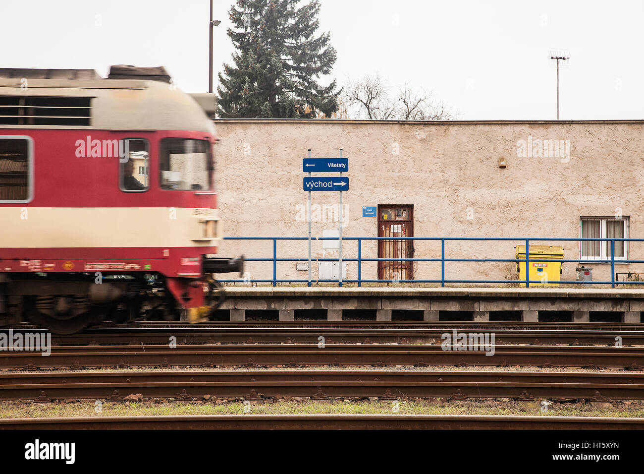 Zug in Tschechien mit Richtung Seufzer sagen Ost oder Všetaty Stockfoto