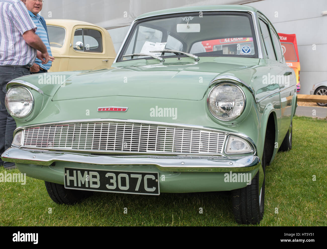 MANCHESTER, Vereinigtes Königreich - Juli 11, 2015:1934 grün Ford Anglia Oldtimer. Juli 2015. Stockfoto