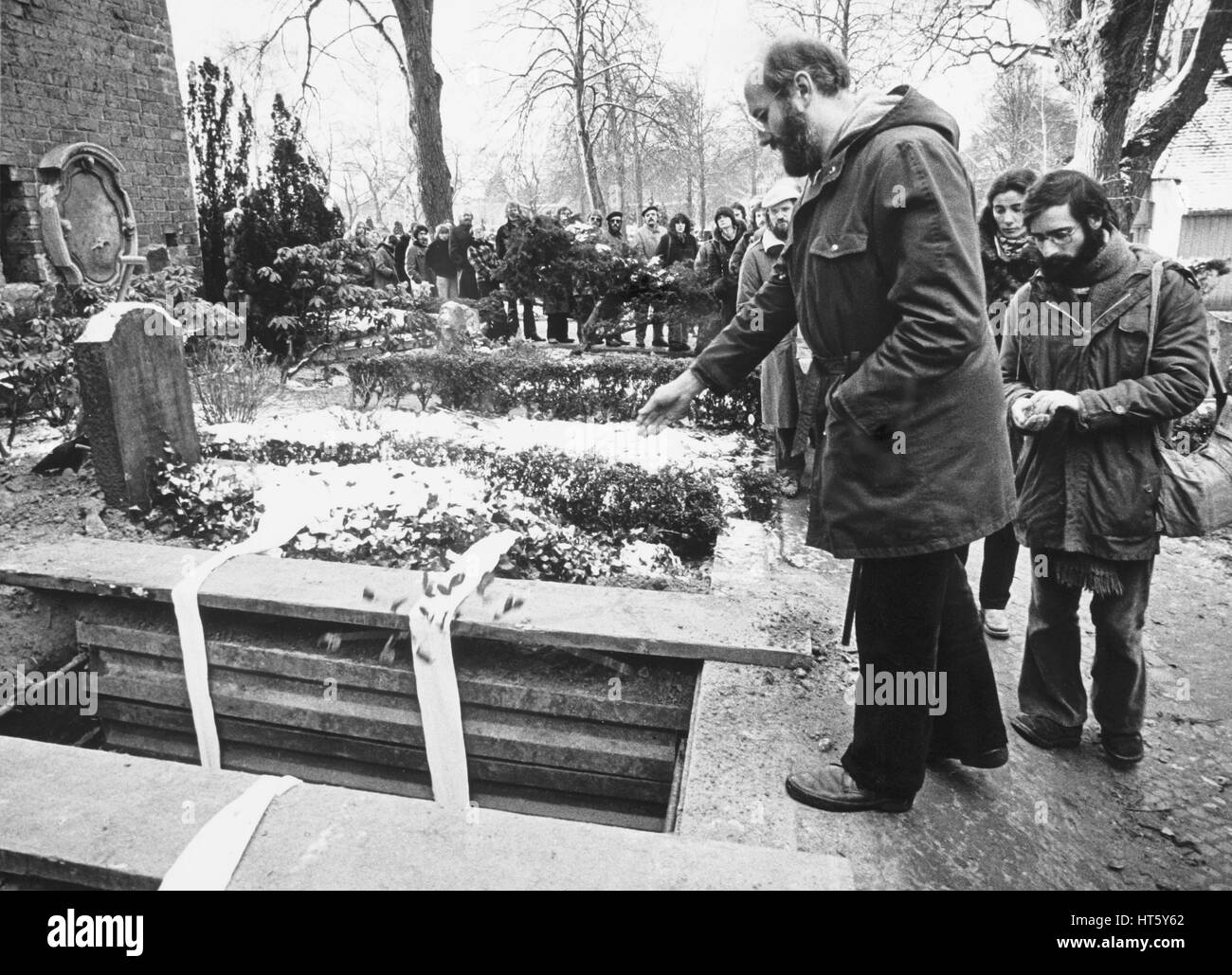 Berlin, 3. Januar 1980 - Begräbnis von RUDI DUTSCHKE (* 7. März 1940; † 24. Dezember 1979) auf dem St.-Annen-Friedhof in Berlin-Dahlem. Rudi Dutschke war der prominenteste Sprecher der deutschen Studentenbewegung der 1960er Jahre. Horst Mahler (vorne) am offenen Grab Stockfoto