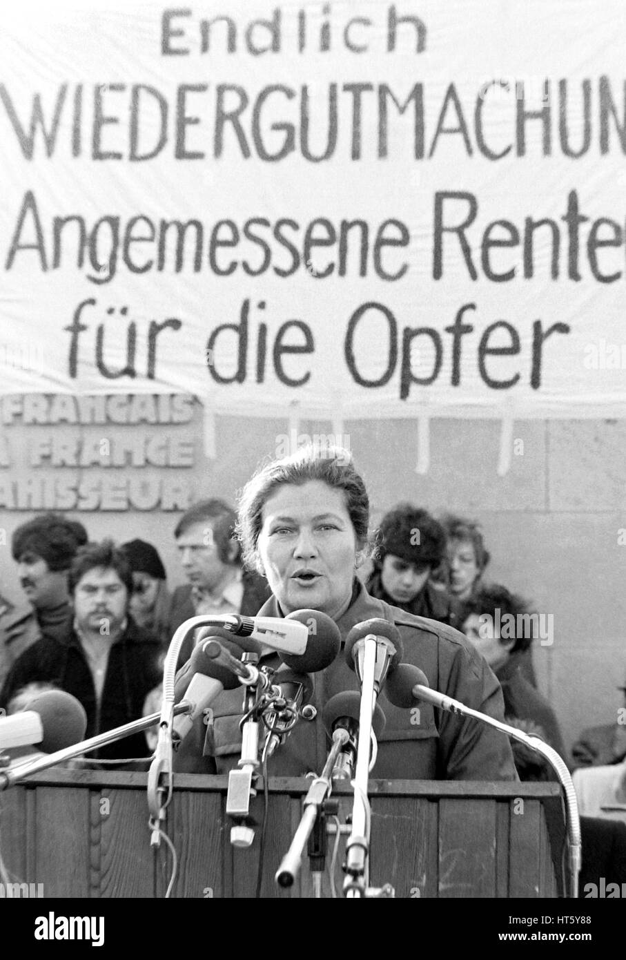 Bergen-Belsen, Deutschland, 27.10.1979 - SIMONE VEIL (ehemalige Camp resident im Konzentrationslager Bergen-Belsen und ehemaliger Präsident des Europäischen Parlaments) spricht während einer Gedenkfeier an die Verfolgung der Sinti und Roma im Dritten Reich Denkmäler der Konzentrationslager Bergen-Belsen (digitales Bild von einem b/w-Film-negativ) Stockfoto