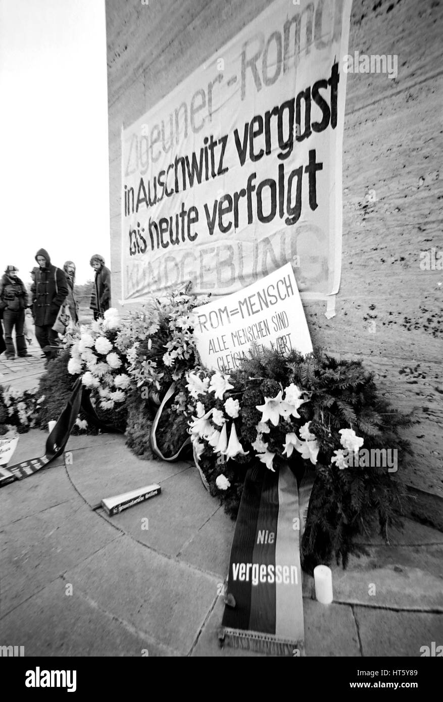 Bergen-Belsen, Deutschland, 27.10.1979 - Gedenkfeier auf der Verfolgung von Sinti und Roma im "Dritten Reich" in der Gedenkstätte des KZ Bergen-Belsen (digitales Bild von einem b/w-Film-negativ) Stockfoto