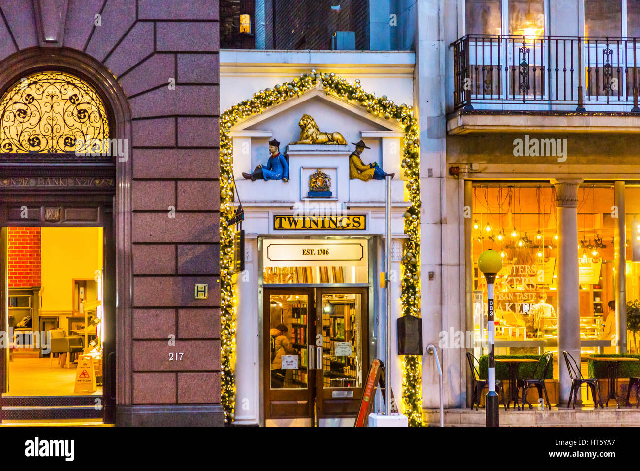 Straße der alten Stadt Twinnings Tee Shop Nght London England.  Geschäfte, Pubs und restaurants Stockfoto