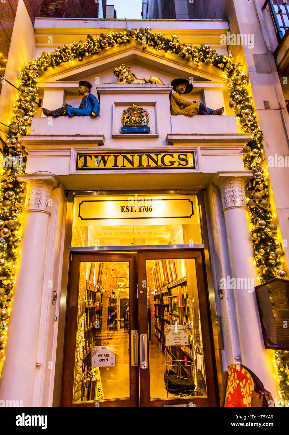 Straße der alten Stadt Twinnings Tee Shop Nacht London England. Stockfoto