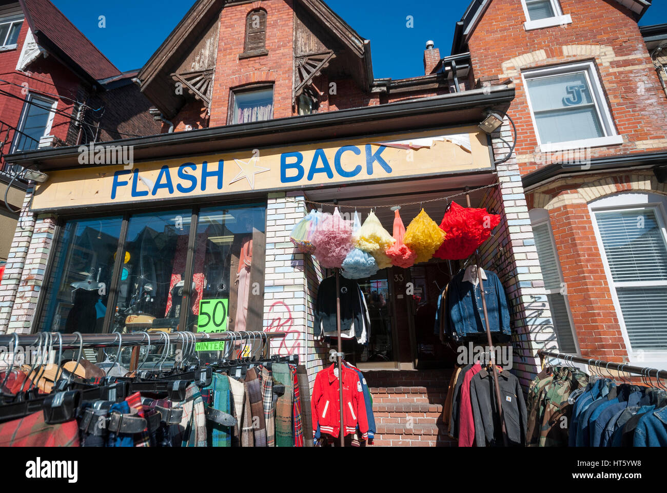 Ein gebrauchter Kleidung Geschäft namens "Flash Back" in Kensington Market, eine bekannte touristische und Kunstszene in Toronto Ontario Kanada Stockfoto