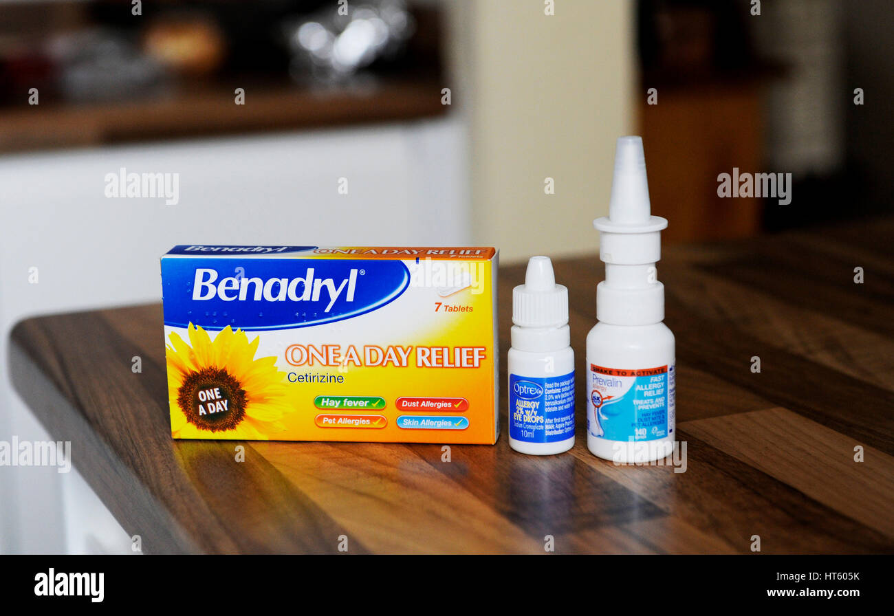 Heuschnupfen und Allergie Heilmittel einschließlich Optrex Augentropfen  Benadryl Tabletten und Nasenspray Prevalin Stockfotografie - Alamy
