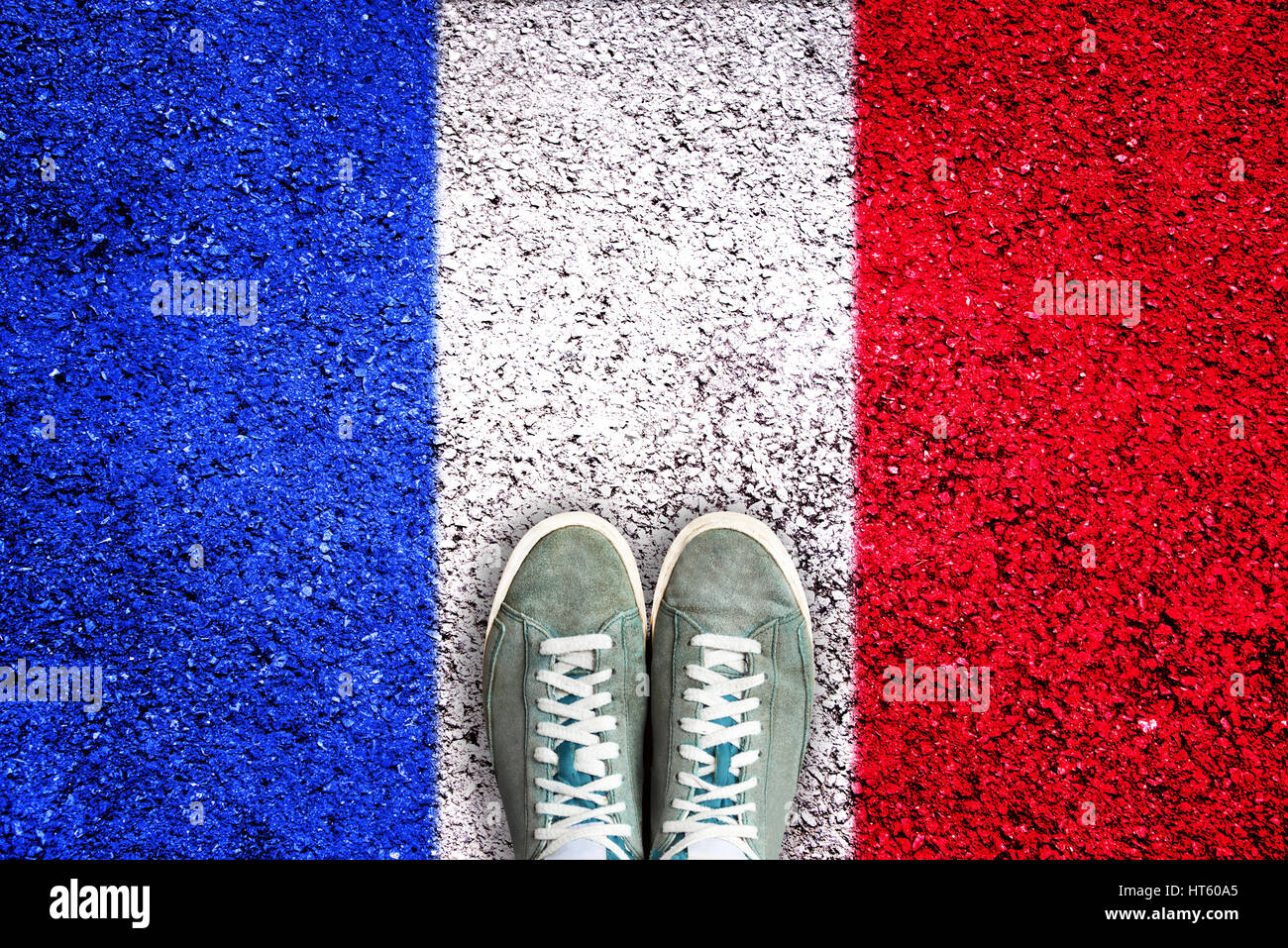 Sportschuhe auf Asphalt mit französischer Flagge, Wahl-Konzept Stockfoto